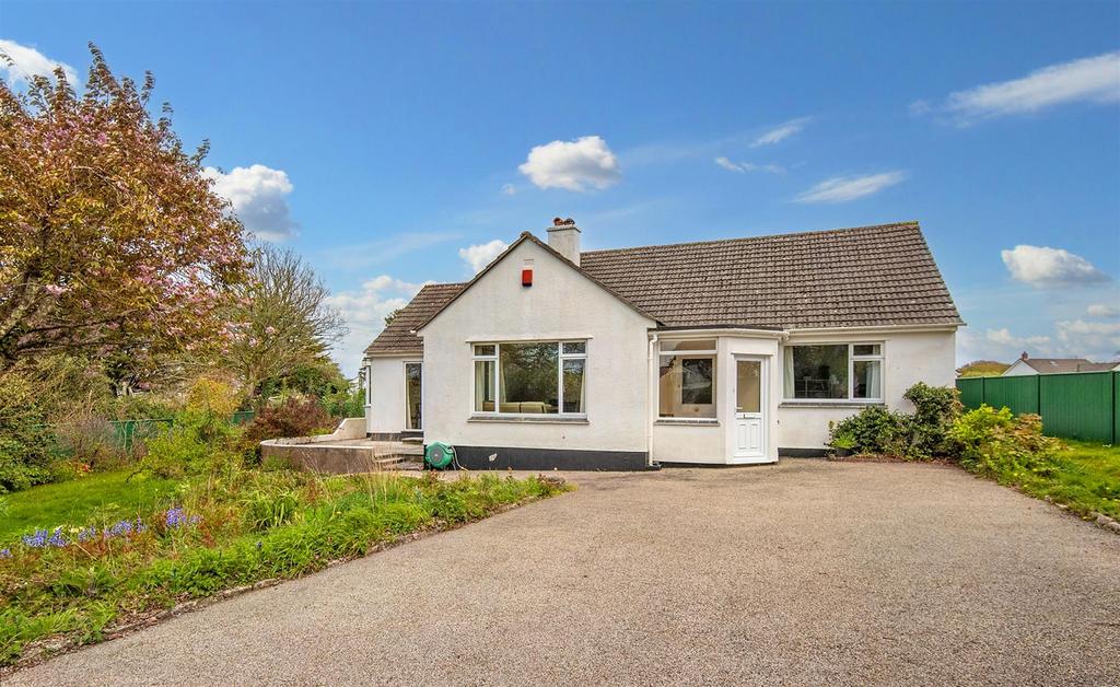 Mawnan Smith 3 bed detached bungalow for sale £675,000