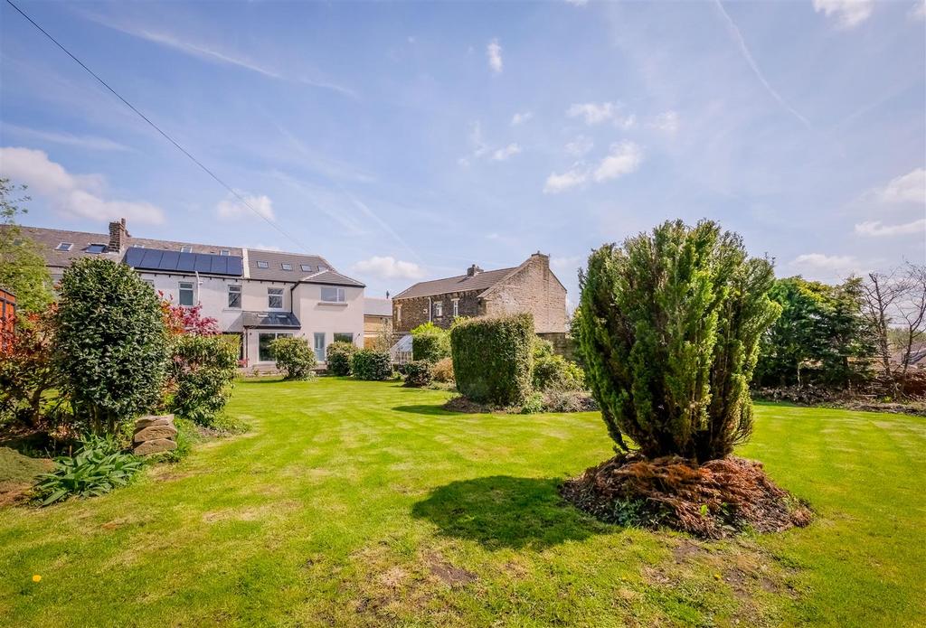 Quarmby Road, Huddersfield 3 bed terraced house for sale £275,000