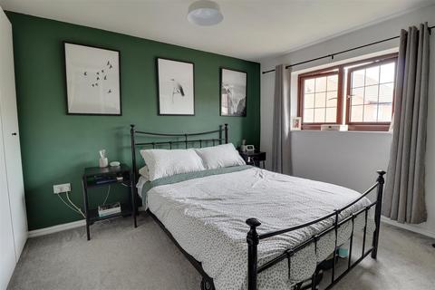 4 Chapman Way, Cheltenham, GL51 3NE