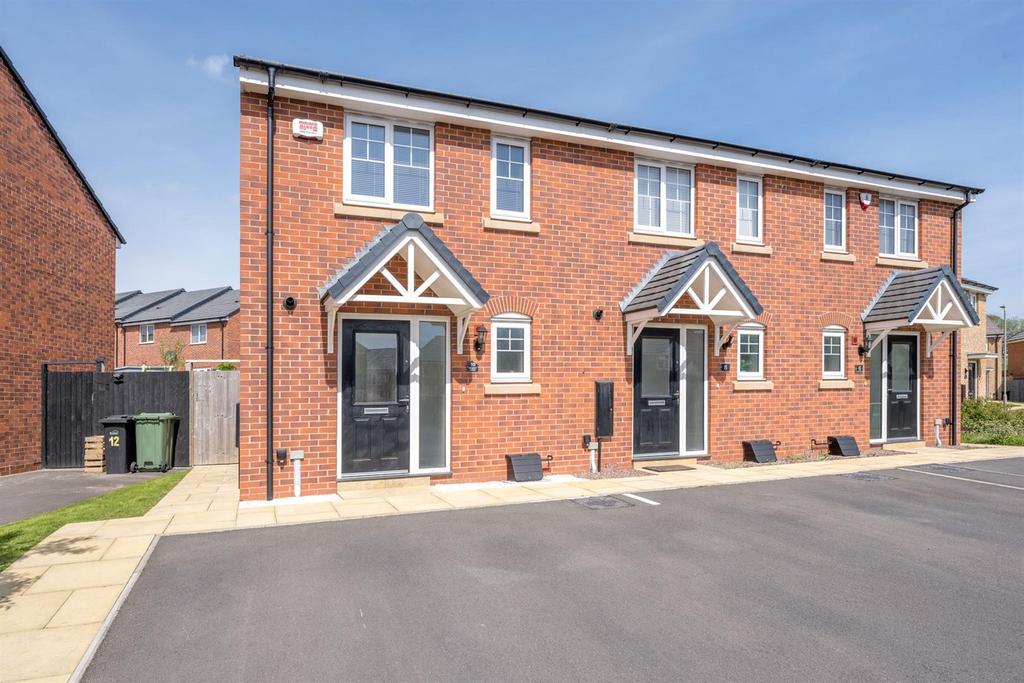 Parquet Grove, Kingswinford, DY6 7NG 2 bed end of terrace house £220,000