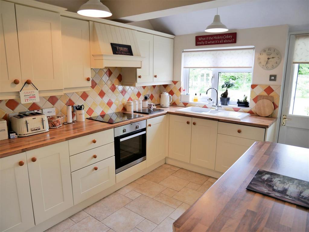 Lickhill Road, Calne 5 bed detached house for sale £700,000