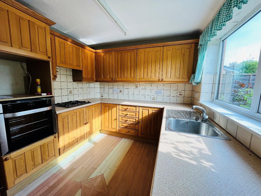 Westholme Road, Bidford Upon Avon 2 bed detached bungalow £990 pcm (£