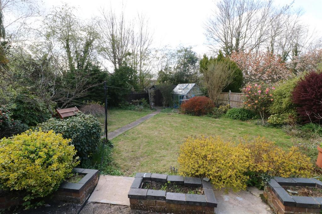 Farmer Ward Road, Kenilworth 2 bed detached bungalow £1,200 pcm (£277 pw)