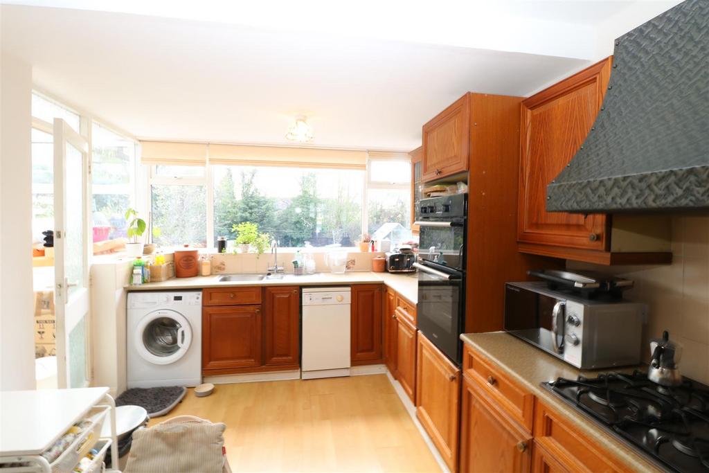 Farmer Ward Road, Kenilworth 2 bed detached bungalow £1,200 pcm (£277 pw)