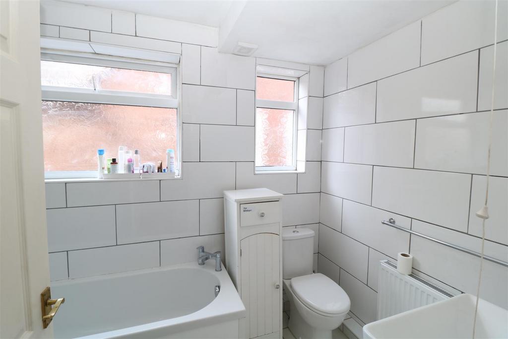Farmer Ward Road, Kenilworth 2 bed detached bungalow £1,200 pcm (£277 pw)