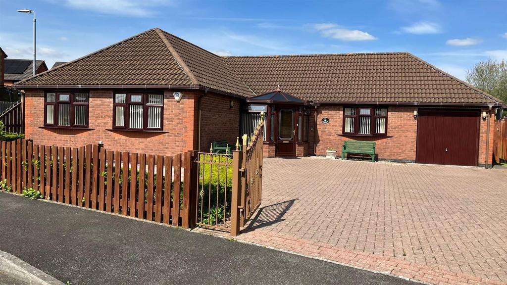 Rhodfa'r Gwendraeth, Kidwelly 4 bed detached bungalow for sale £325,000