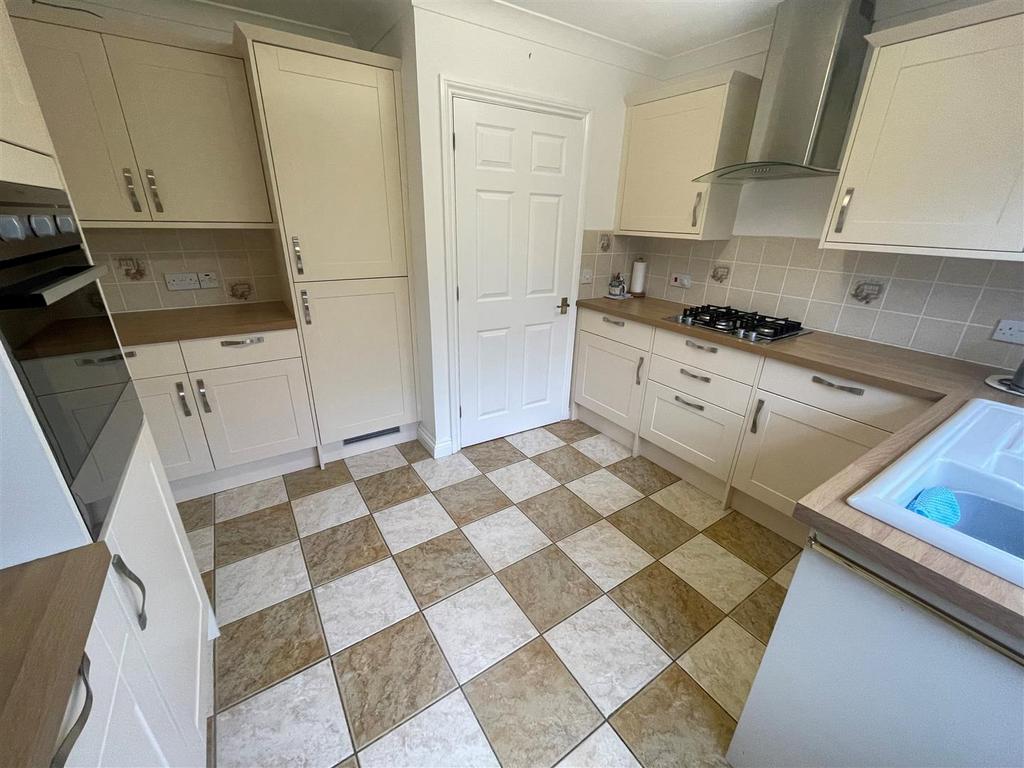 Rhodfa'r Gwendraeth, Kidwelly 4 bed detached bungalow for sale £325,000