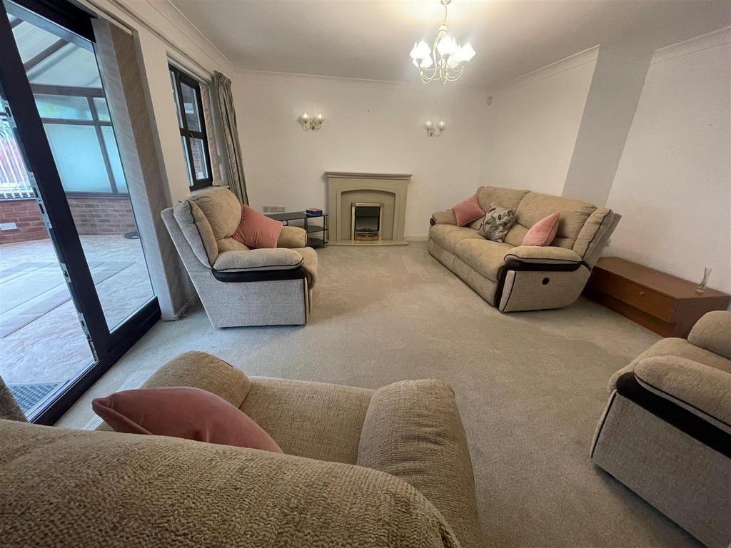 Rhodfa'r Gwendraeth, Kidwelly 4 bed detached bungalow for sale £325,000