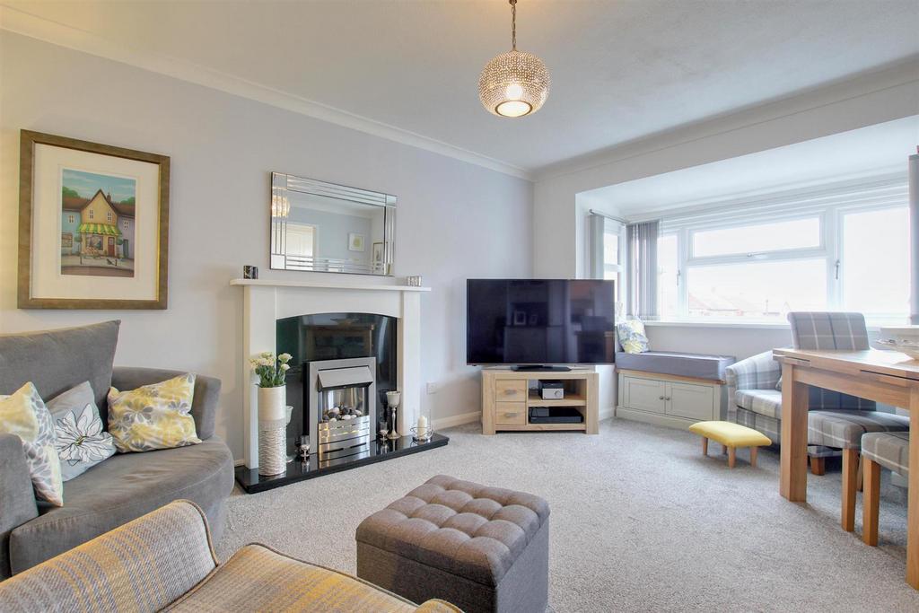 Cliff Road, Hornsea 2 bed flat for sale £145,000