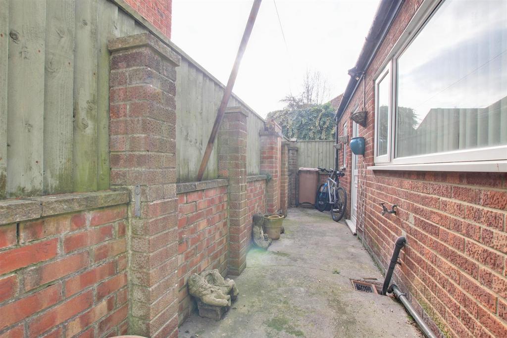 Beckside, Beverley 2 bed end of terrace house for sale £165,000