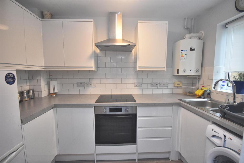 Lark Vale, Aylesbury HP19 2 bed terraced house £1,200 pcm (£277 pw)