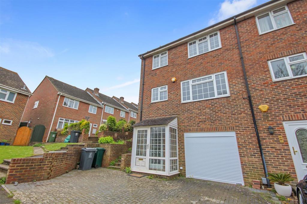 New Barn Close, Portslade, Brighton 4 bed end of terrace house £2,100
