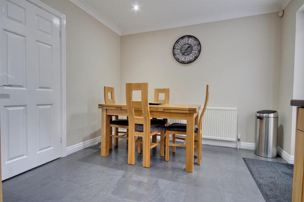 Ashdene Close, Willerby, Hull 3 bed semidetached house £200,000