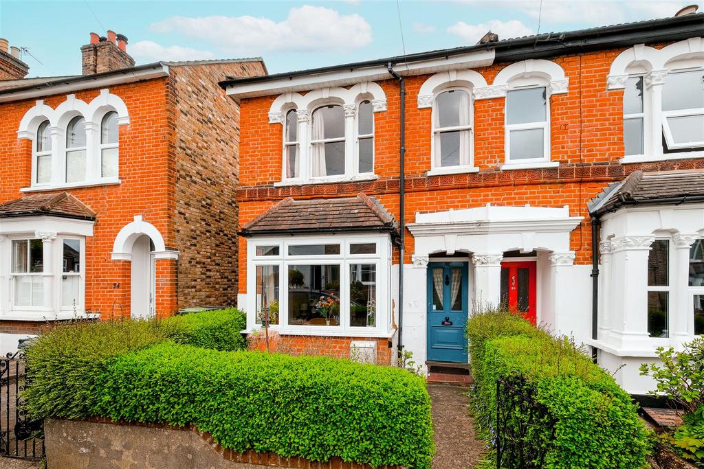 Hills Road, Buckhurst Hill 3 bed semidetached house for sale £700,000