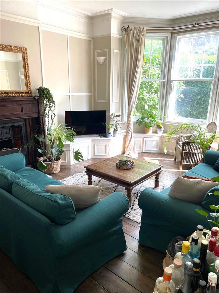 Fulham Palace Road, London 3 bed flat to rent £3,200 pcm (£738 pw)