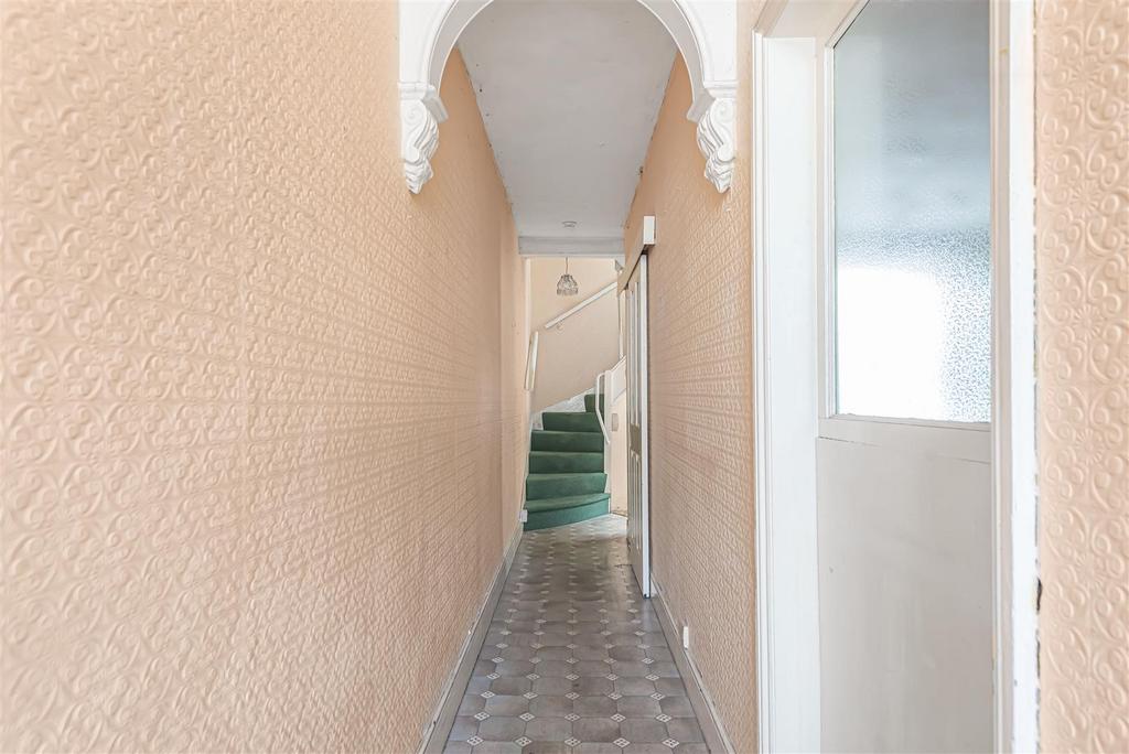 Donnington Gardens, Reading 3 bed terraced house for sale £300,000
