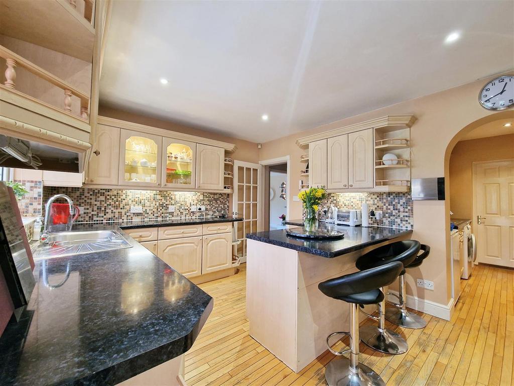 The Crescent, Abbots Langley 4 bed semidetached house £750,000