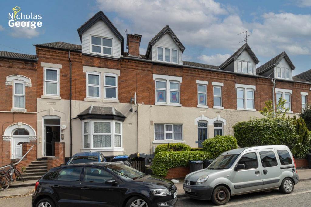 Chestnut Road, Moseley, B13 9AJ 2 bed flat £900 pcm (£208 pw)