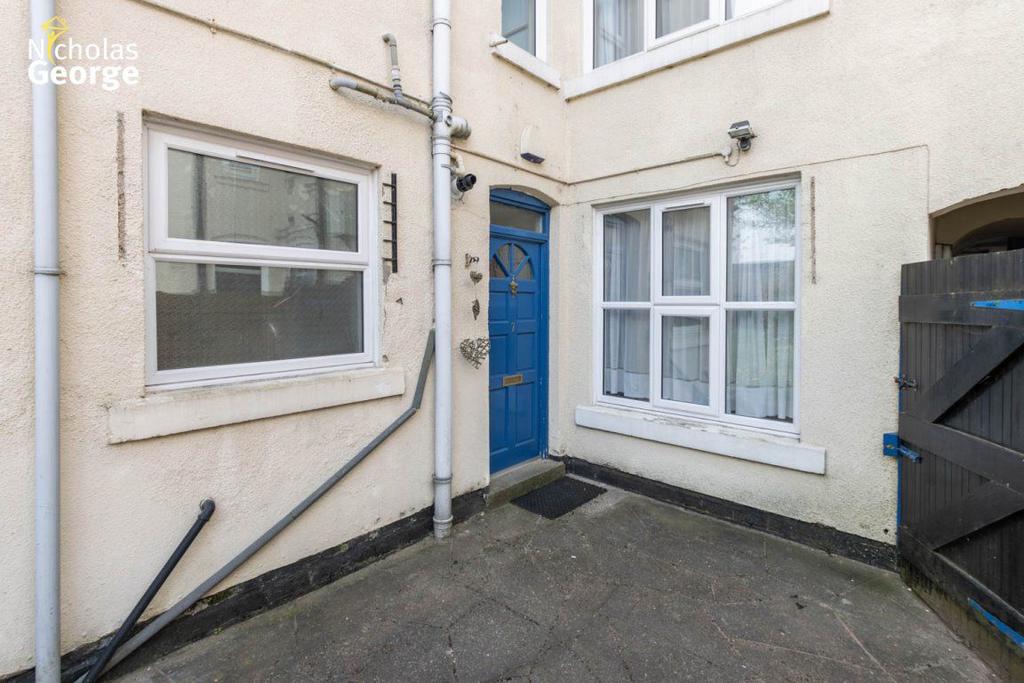Chestnut Road, Moseley, B13 9AJ 2 bed flat £900 pcm (£208 pw)