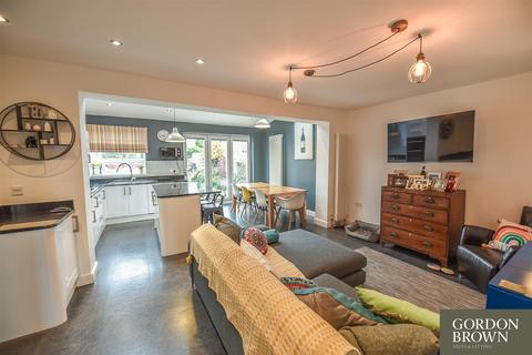 4 bedroom semi-detached house for sale - Linden Way, Eighton Banks, Gateshead