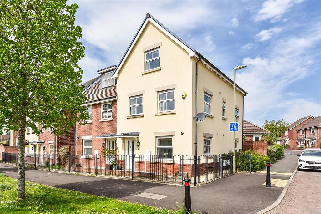 Olympic Park Road, Andover 3 bed semidetached house for sale £375,000