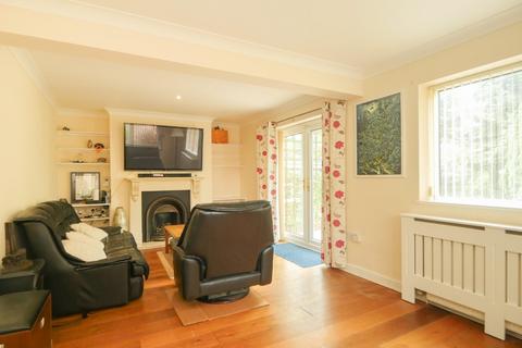 3 bedroom semi-detached bungalow for sale - Beecroft Close, Bramley, LS13 3ET