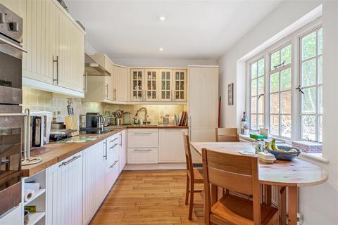 3 Meadway, Haslemere, GU27 1NW
