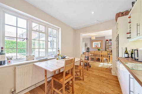 3 Meadway, Haslemere, GU27 1NW