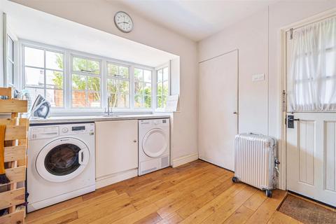 3 Meadway, Haslemere, GU27 1NW