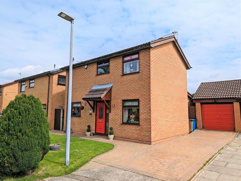 Schofield Gardens, Leigh 3 bed detached house for sale £340,000