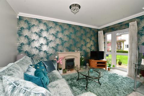 1 bedroom ground floor flat for sale - Kingston Avenue, Leatherhead, Surrey