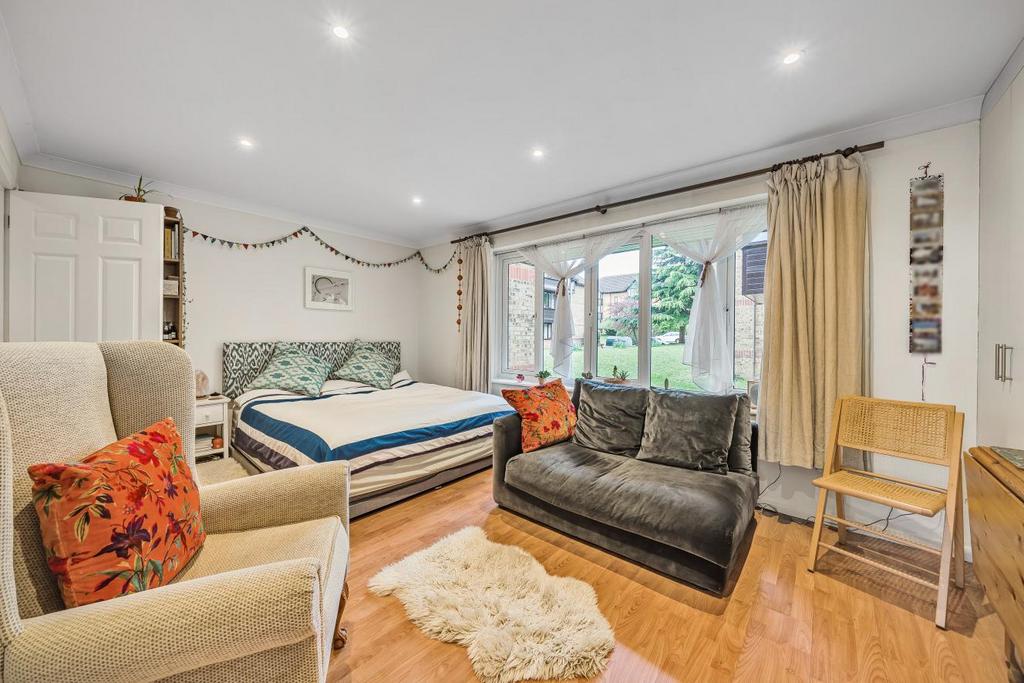 Linwood Close, Camberwell Studio £250,000