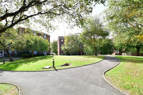 1 bedroom flat for sale, St. Leonard's Park, East Grinstead, West Sussex