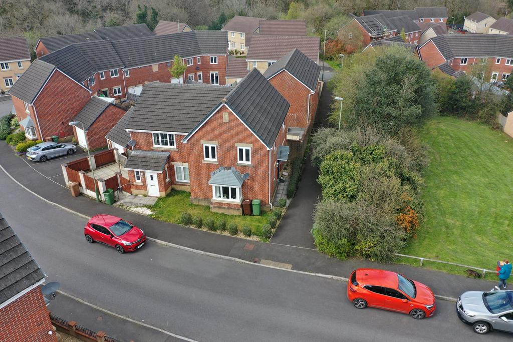 Woodside Drive, Newbridge, Newport 3 bed semidetached house £245,000