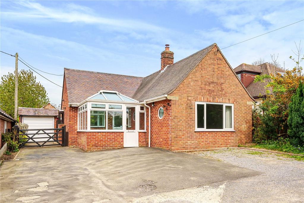 Pack Lane, Basingstoke, Hampshire, RG22 3 bed bungalow £1,675 pcm (£