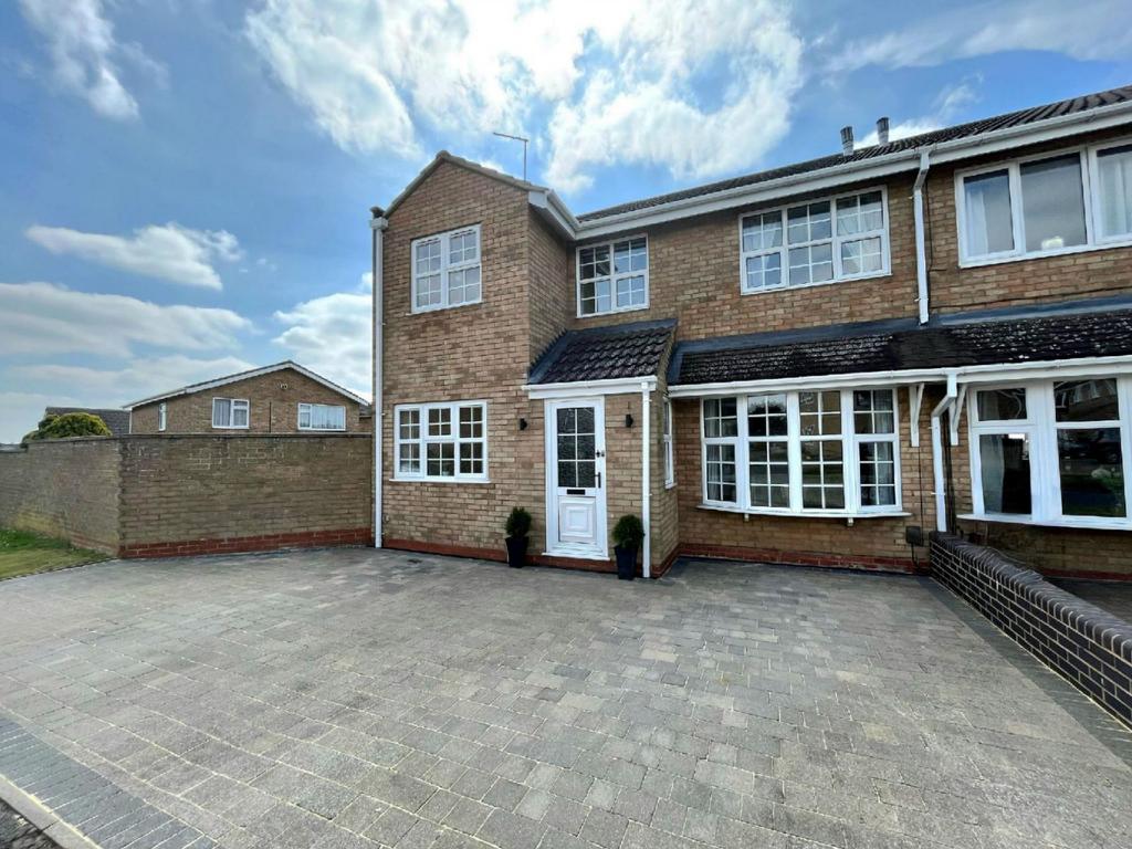 Obelisk Rise, Kingsthorpe, Northampton NN2 8SY 5 bed semidetached