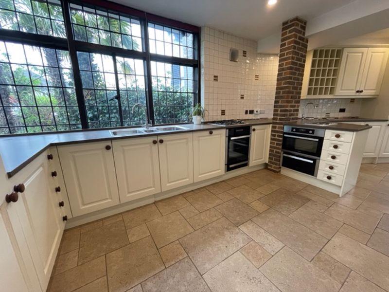 Heather Walk, Edgware 5 bed detached house £3,700 pcm (£854 pw)
