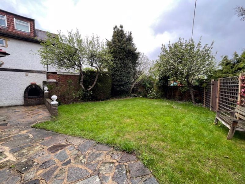 Heather Walk, Edgware 5 bed detached house £3,700 pcm (£854 pw)