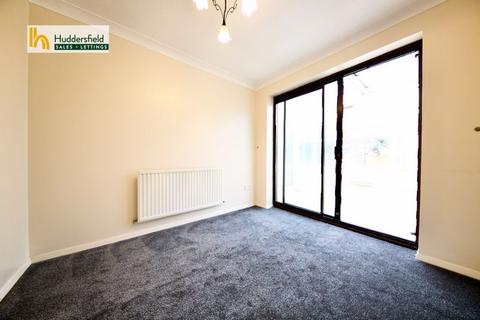 3 bedroom detached house to rent, The Crest, Huddersfield
