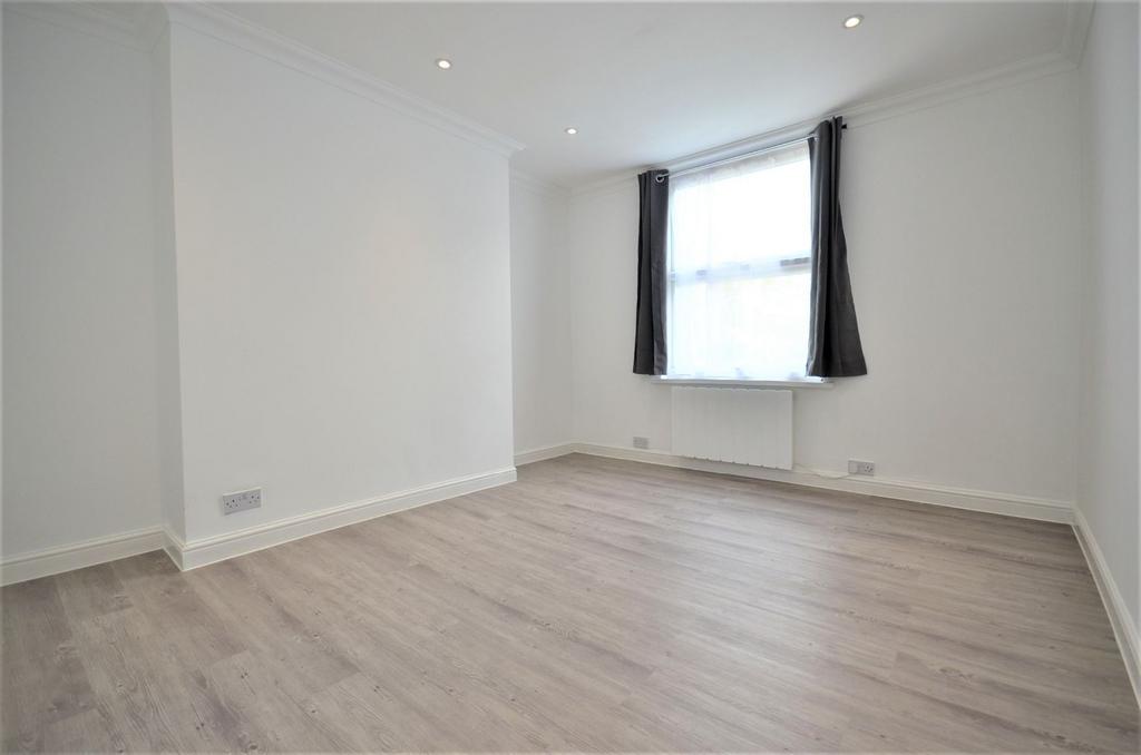 Mill Hill Road, Acton W3 8JE 1 bed flat £1,450 pcm (£335 pw)