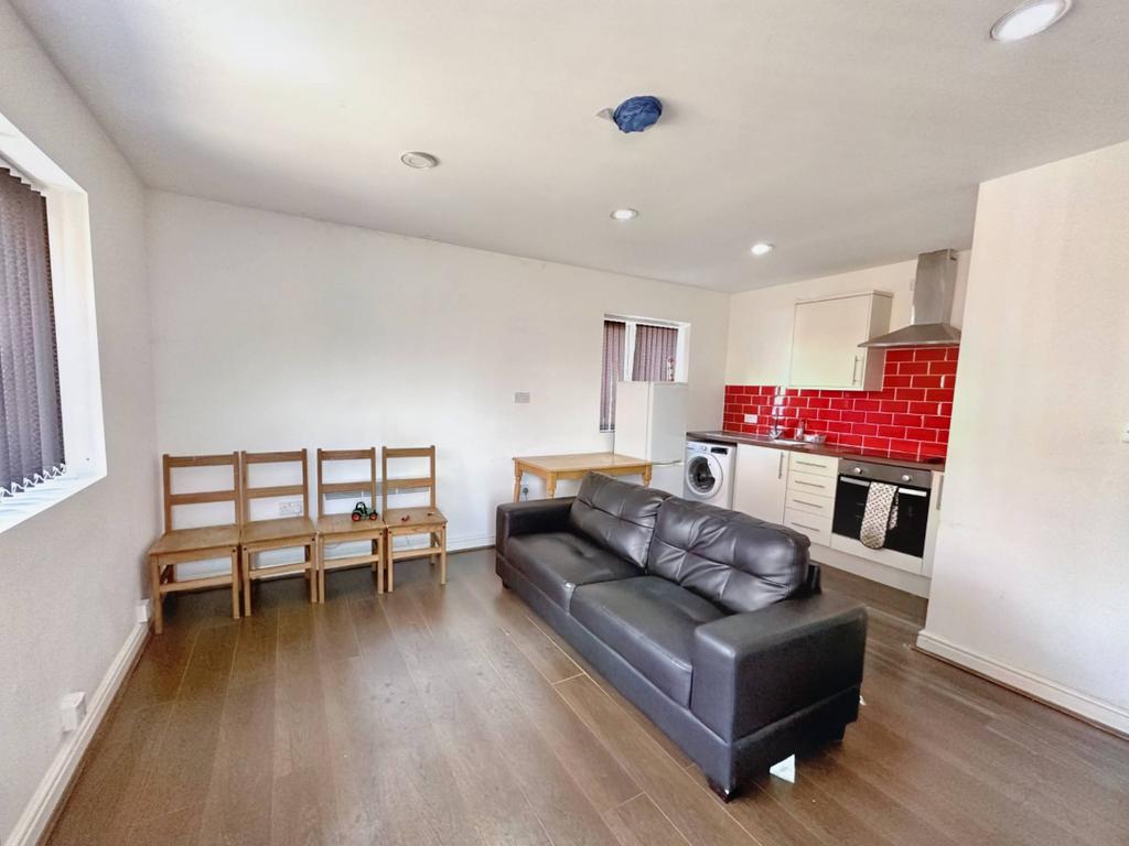 Gladstone Avenue, Loughborough LE11 1 bed ground floor flat £795 pcm