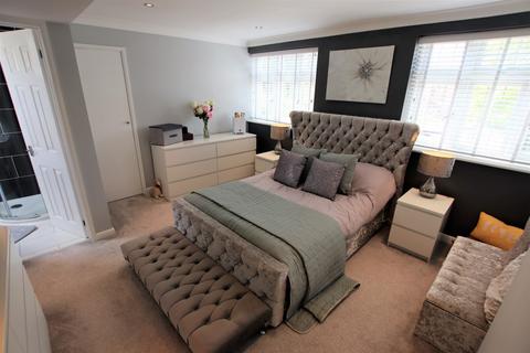 3 bedroom semi-detached bungalow for sale - Moor Lane, Upminster RM14