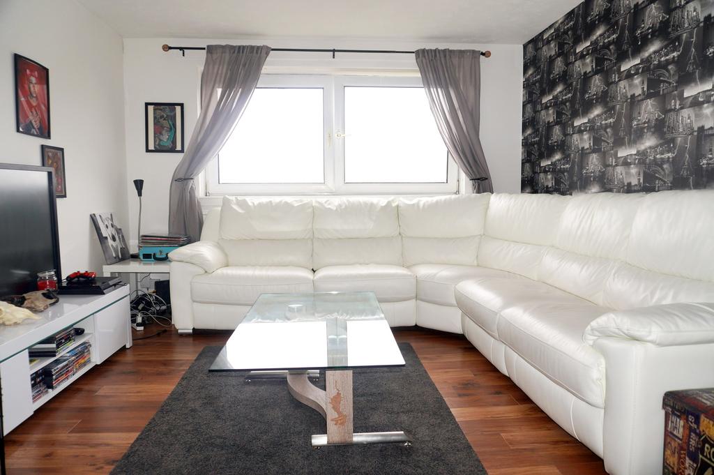 Juniper Avenue, East Kilbride G75 2 bed flat £65,000