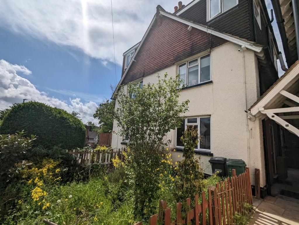 Frenches Road, Redhill 4 bed semidetached house £2,100 pcm (£485 pw)
