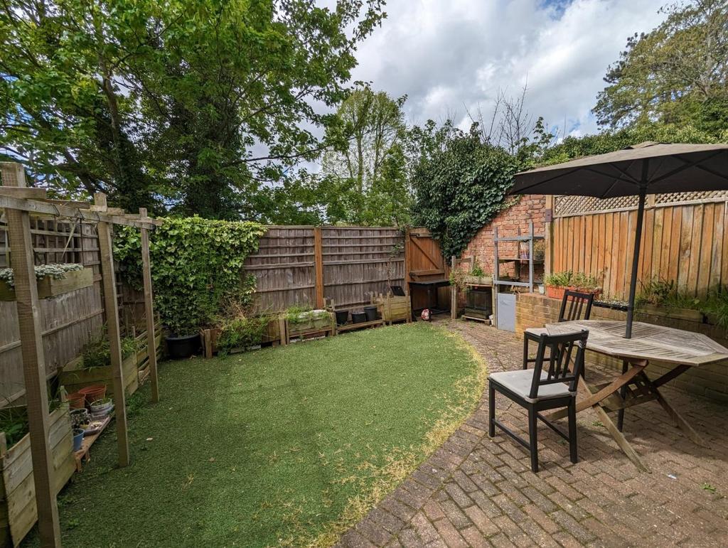 Frenches Road, Redhill 4 bed semidetached house £2,100 pcm (£485 pw)