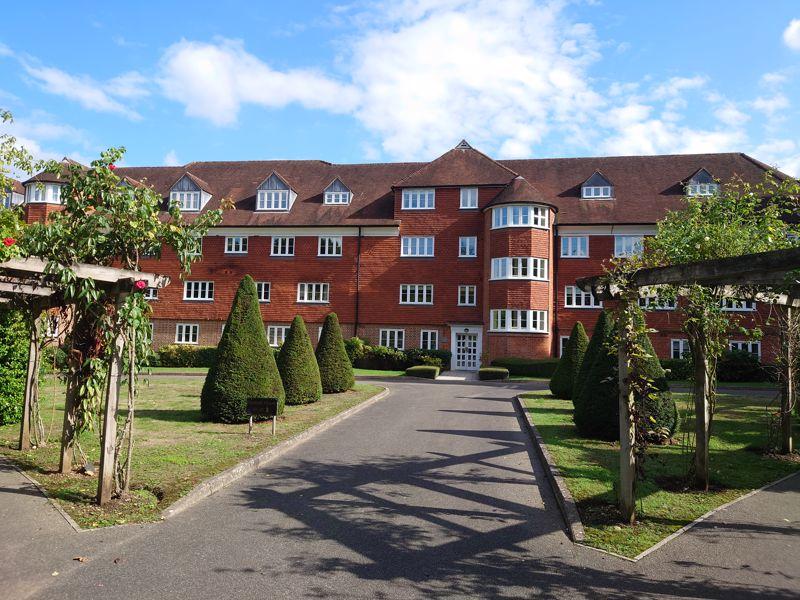 Elizabeth Drive, Banstead 2 bed apartment to rent £1,775 pcm (£410 pw)
