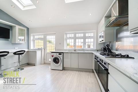 95 Lakeside, Rainham, RM13 9SN