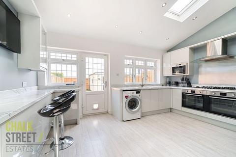 95 Lakeside, Rainham, RM13 9SN
