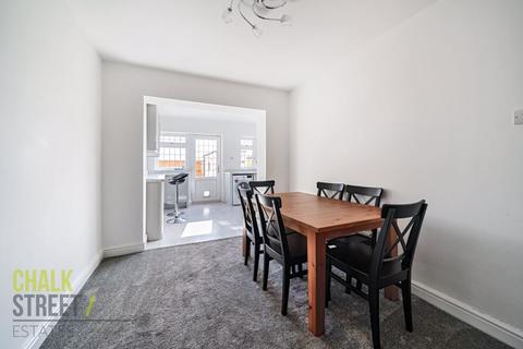 95 Lakeside, Rainham, RM13 9SN