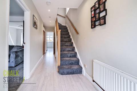 95 Lakeside, Rainham, RM13 9SN